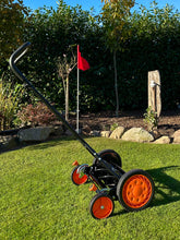 Lade das Bild in den Galerie-Viewer, Earthwise Spindelmäher 18" 7-Messer und Heckrädern